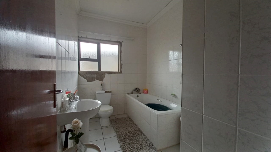 To Let 4 Bedroom Property for Rent in Mandela View Free State